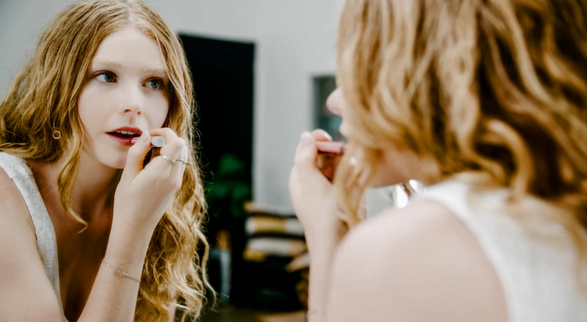 applying the lipstick